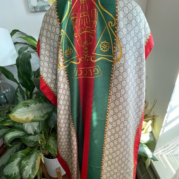 Gucci Crest Monogram Silk Shawl Scarf. - Picture 3 of 16